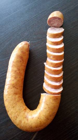 saucisson à l'ail à l'ancienne courbe fumé