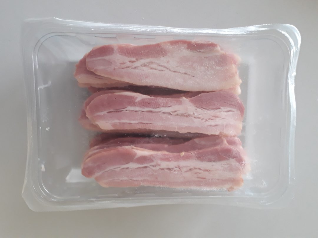 tranches de poitrine de porc cuite fumée